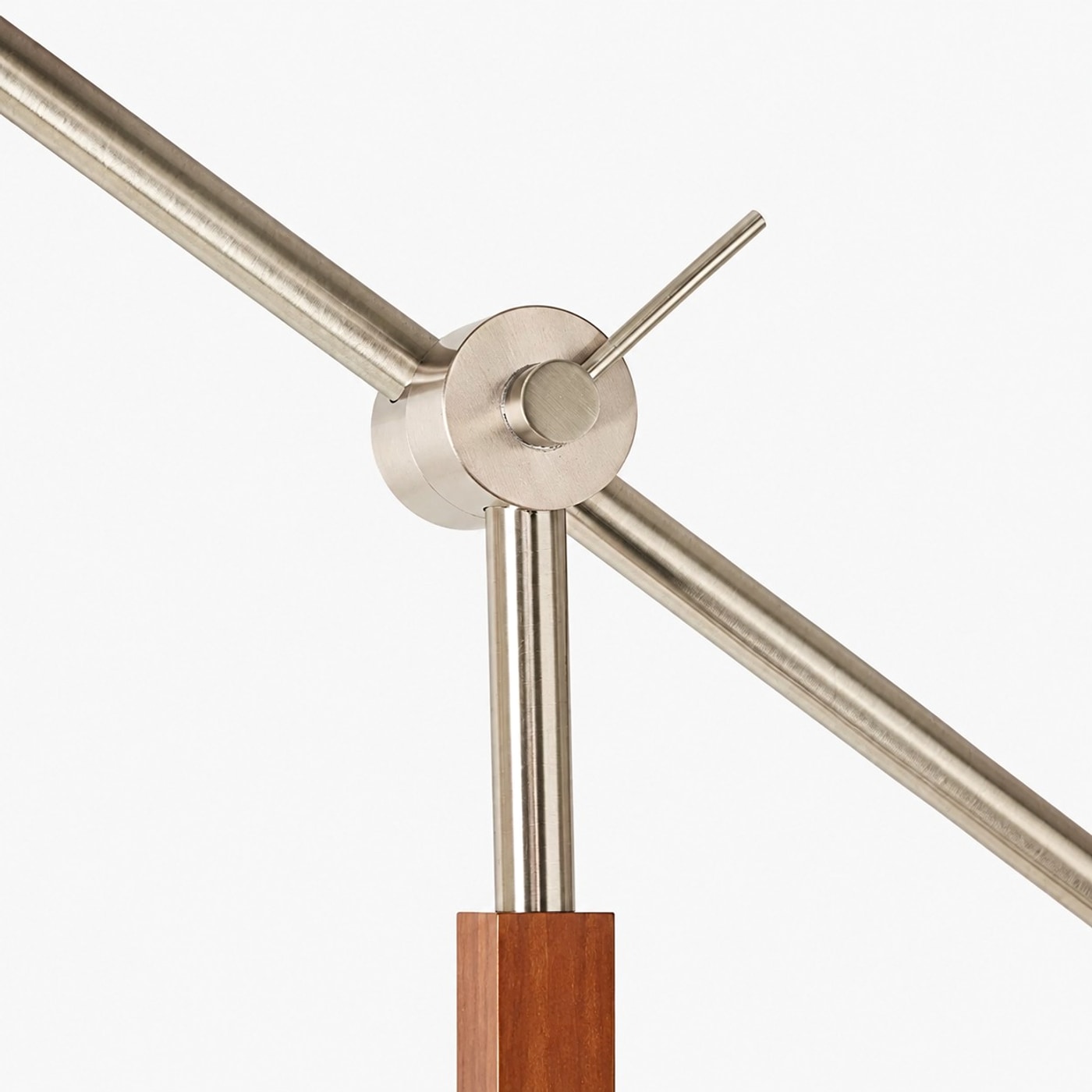 Détail de l'articulation du bras oscillant en métal brossé