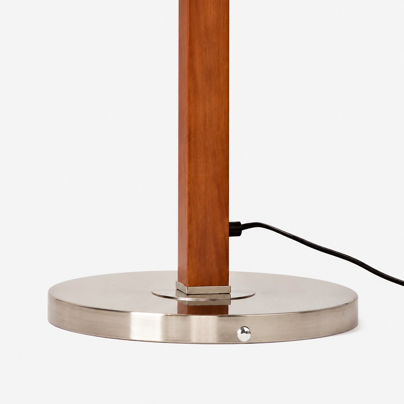 détail du socle rond en métal et du pied de lampadaire couleur bois